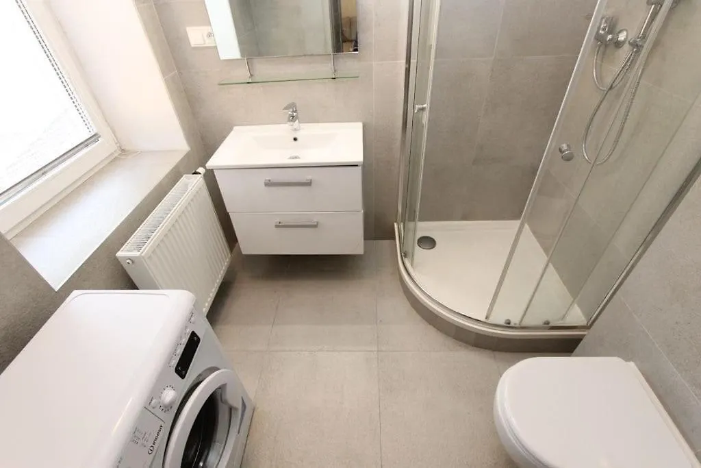 Self Check-In 45M2 Apartment Facing Tram Station Prag